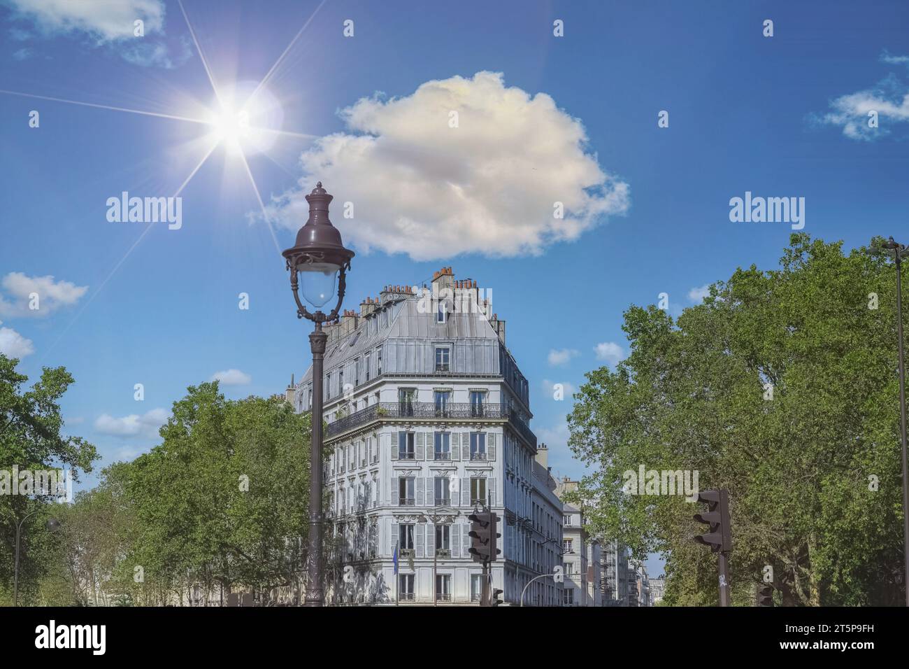 Paris, bâtiments anciens à Bastille, façades typiques, vue depuis le jardin public Banque D'Images