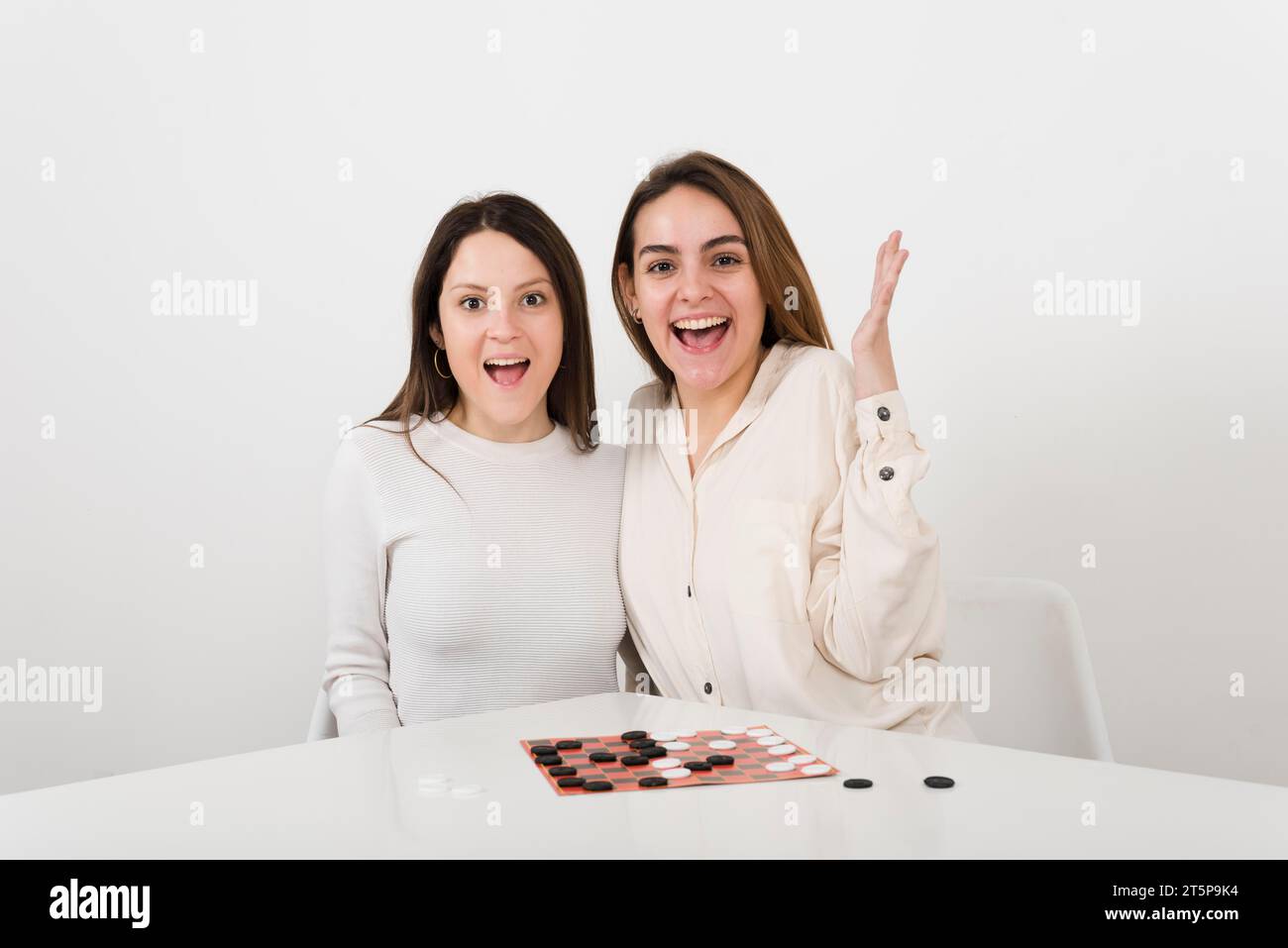 Femmes souriantes jouant aux dames Banque D'Images