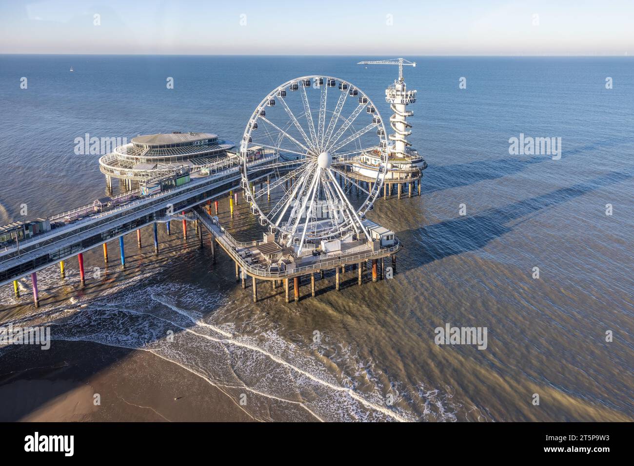 Vue aérienne Dutch Scheveningen Pier avec grande roue sur la côte néerlandaise Banque D'Images