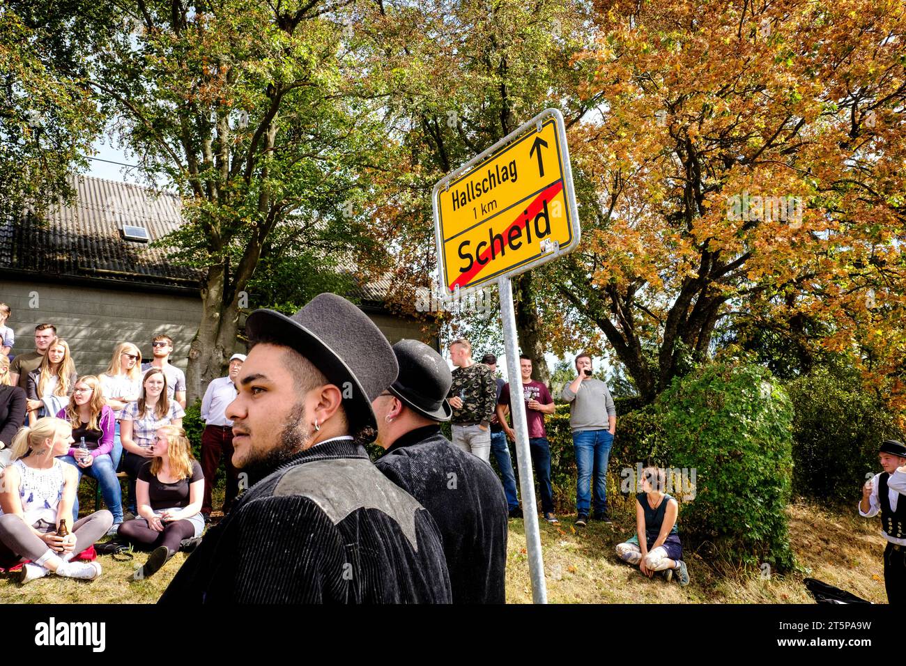 Fête d'adieu d'un frère Roland à Scheid, où de nombreux amis et parents se rencontrent pour dire au revoir, Scheid, Allemagne Banque D'Images