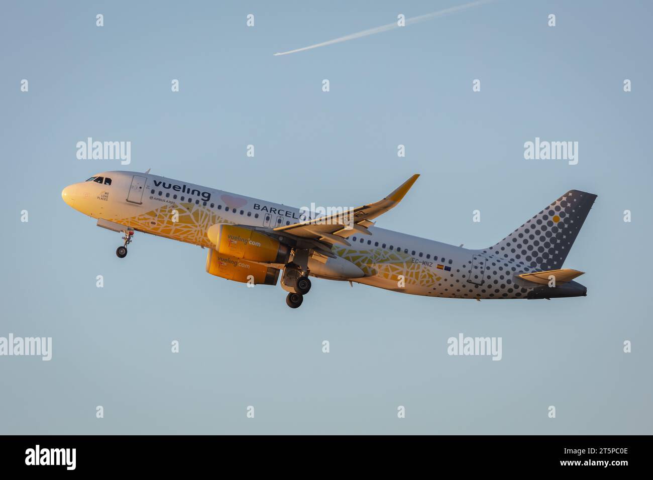 Un Airbus A330-343 d'Air Canada de Star Alliance immatriculé C-GEGI se dirigeant vers l'ouest à partir de l'aéroport de Manchester (MAN) par une soirée d'automne ensoleillée Banque D'Images