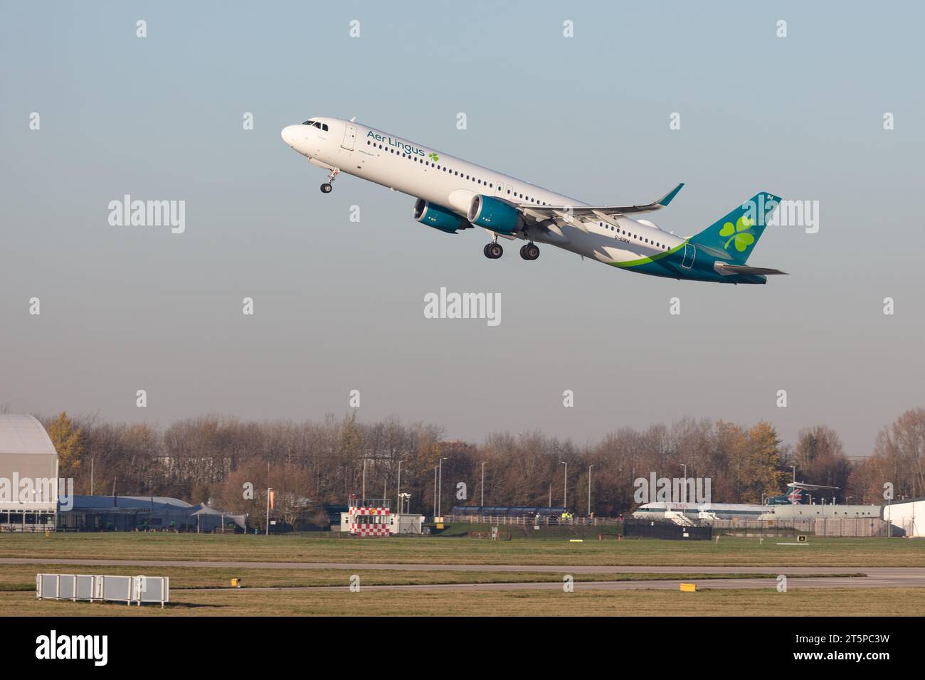 Un Aer Lingus Airbus A321-253NX, immatriculé G-EIRH, montant abruptement hors de l'aéroport de Manchester (MAN) par une soirée d'automne beutique Banque D'Images