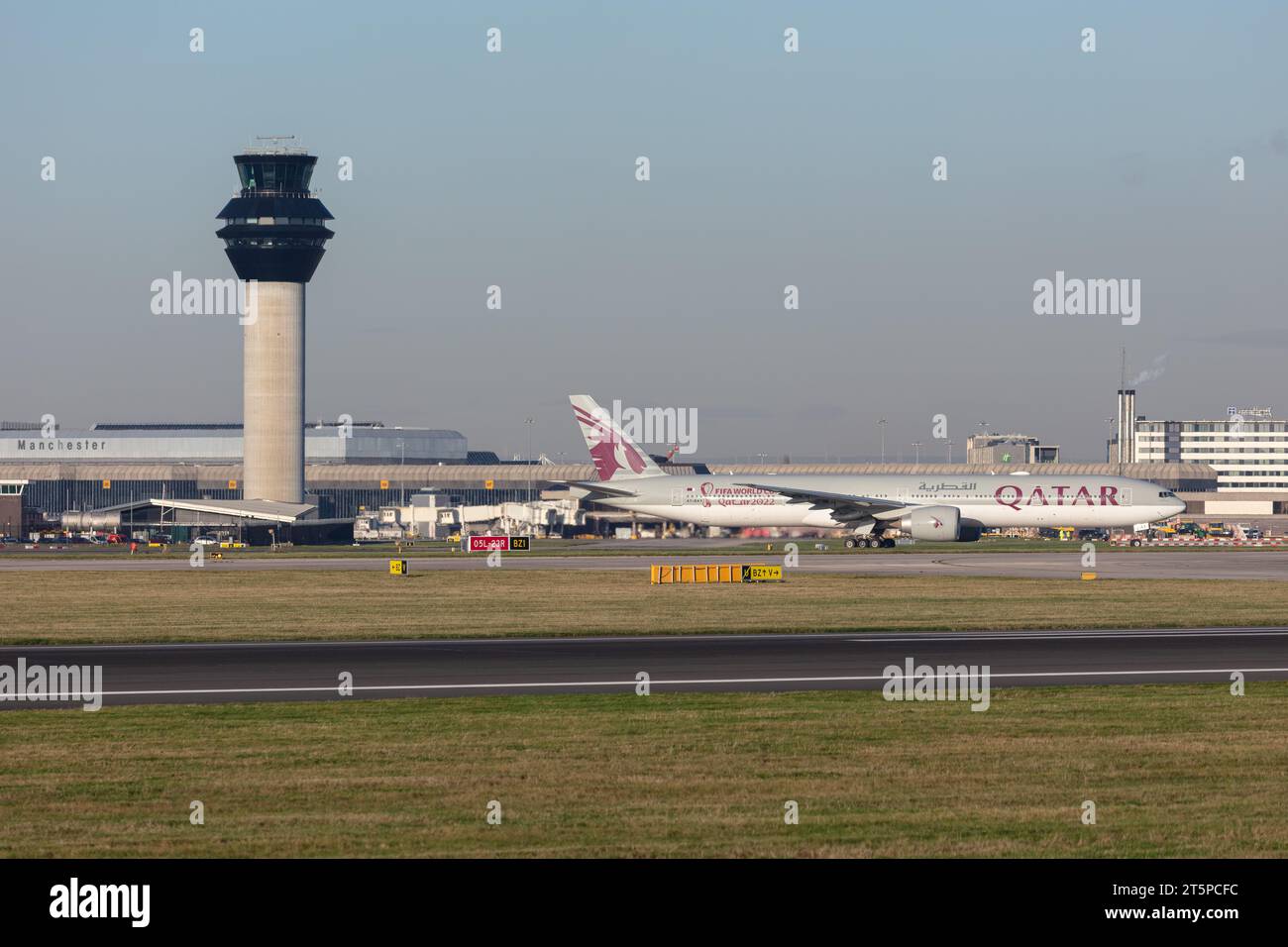 Un Airbus A330-343 d'Air Canada de Star Alliance immatriculé C-GEGI se dirigeant vers l'ouest à partir de l'aéroport de Manchester (MAN) par une soirée d'automne ensoleillée Banque D'Images