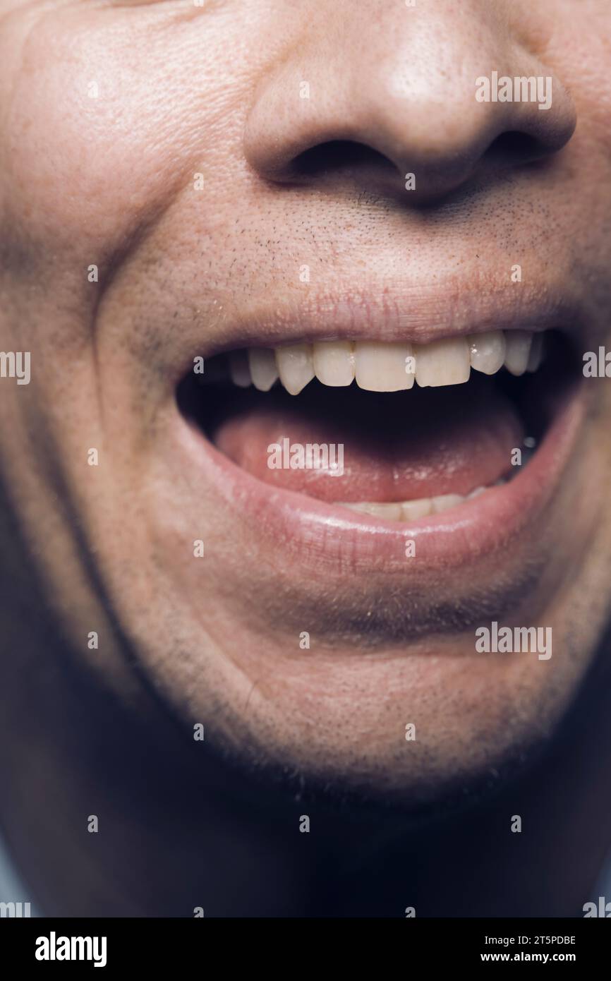 Homme 50s gros plan face stress sentiments émotions studio shot livre couverture design photo de l'acteur. Banque D'Images