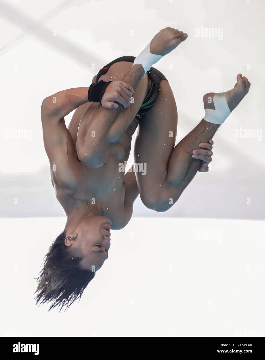 Kuala Lumpur, Malaisie. 06 novembre 2023. Bertrand Rhodict Anak lises de Malaisie est vu en action dans le 10m Platform Preliminary masculin lors des Championnats de plongée Open de Malaisie au Centre aquatique National, Bukit Jalil. (Photo de Wong Fok Loy/SOPA Images/Sipa USA) crédit : SIPA USA/Alamy Live News Banque D'Images