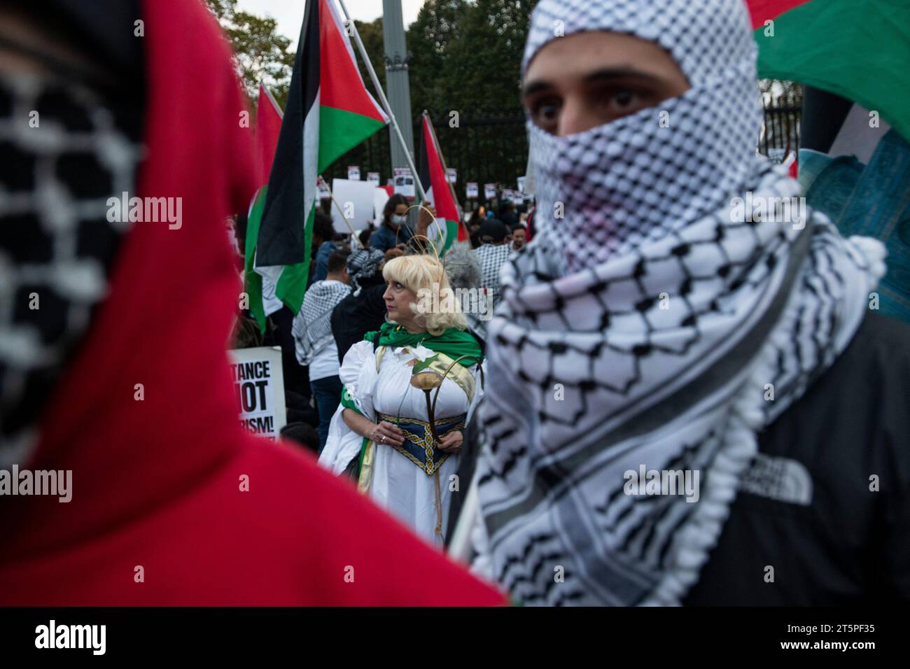 Washington, États-Unis d ' Amérique. 04 novembre 2023. Des milliers de manifestants anti-israéliens se rassemblent devant la Maison Blanche, appelant à la fin de la guerre Israël-Hamas, à Washington, DC, le samedi 4 novembre 2023. Crédit : Rod Lamkey/CNP/Sipa USA crédit : SIPA USA/Alamy Live News Banque D'Images