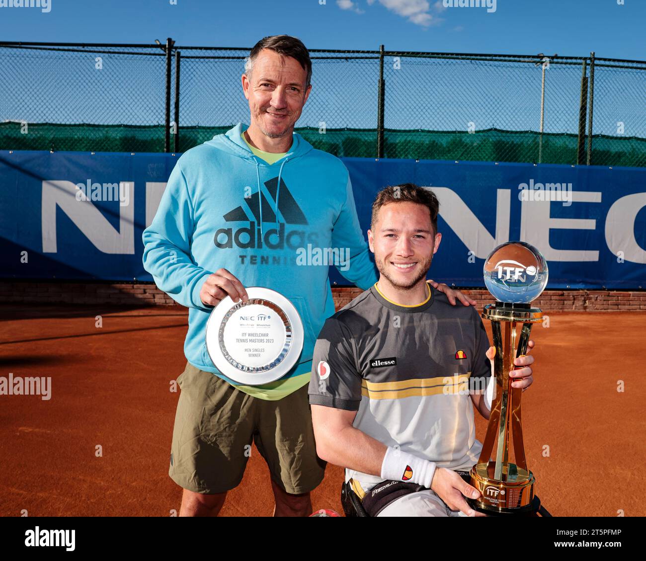 Barcelone, Espagne, 05 novembre 2023. Le joueur de tennis en fauteuil roulant Alfie Hewett (GBR) présente le trophée après avoir remporté la finale NEC Wheelchair Singles Masters 2023 aux côtés de son entraîneur Craig Allen. Photo de Frank Molter crédit : Frank Molter/Alamy Live News Banque D'Images