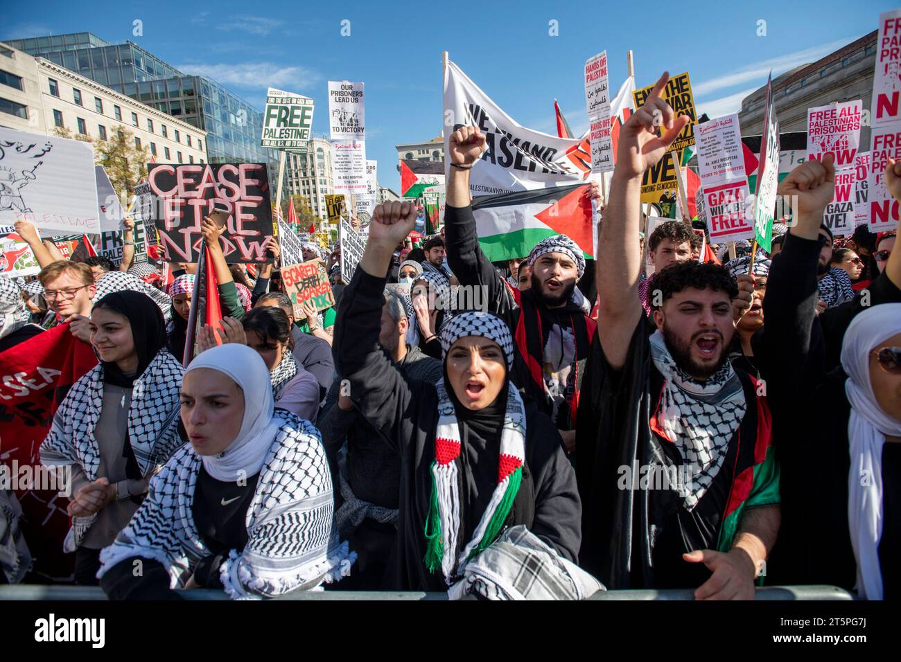 Des milliers de manifestants anti-israéliens remplissent Freedom Plaza et les rues environnantes pour un rassemblement et une marche appelant à la fin de la guerre Israël - Hamas, à Washington, DC, le samedi 4 novembre 2023. Crédit : Rod Lamkey/CNP Banque D'Images