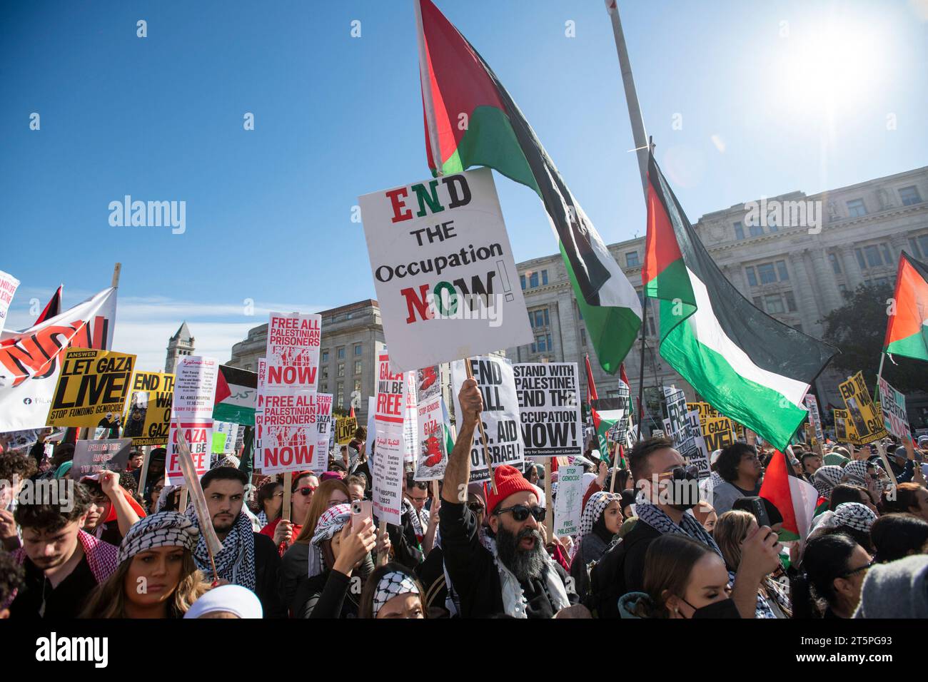 Des milliers de manifestants anti-israéliens remplissent Freedom Plaza et les rues environnantes pour un rassemblement et une marche appelant à la fin de la guerre Israël - Hamas, à Washington, DC, le samedi 4 novembre 2023. Crédit : Rod Lamkey/CNP Banque D'Images