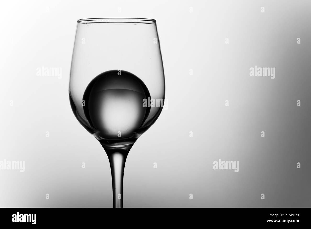 Gros plan de verre à vin sur fond blanc. Composition minimaliste. Boisson en boule de glace Banque D'Images