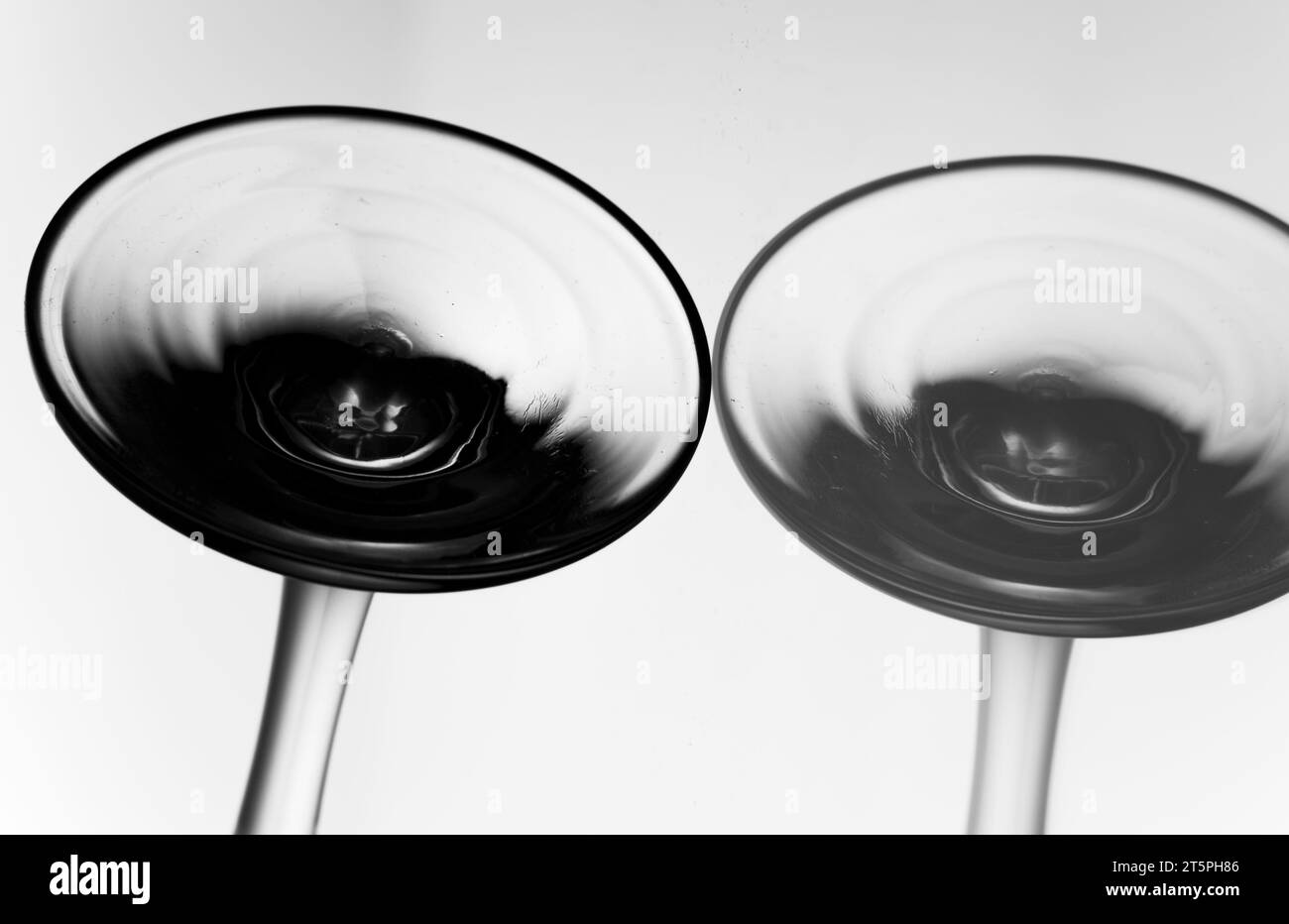 Gros plan de verre à vin sur fond blanc. Composition minimaliste. Boisson en boule de glace Banque D'Images