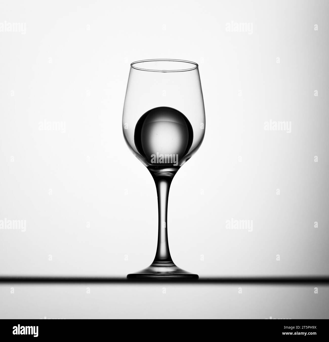 Gros plan de verre à vin sur fond blanc. Composition minimaliste. Boisson en boule de glace Banque D'Images