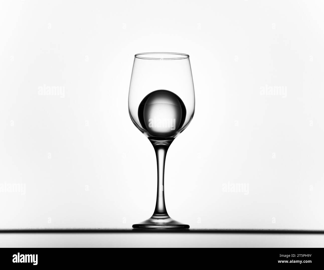Gros plan de verre à vin sur fond blanc. Composition minimaliste. Boisson en boule de glace Banque D'Images