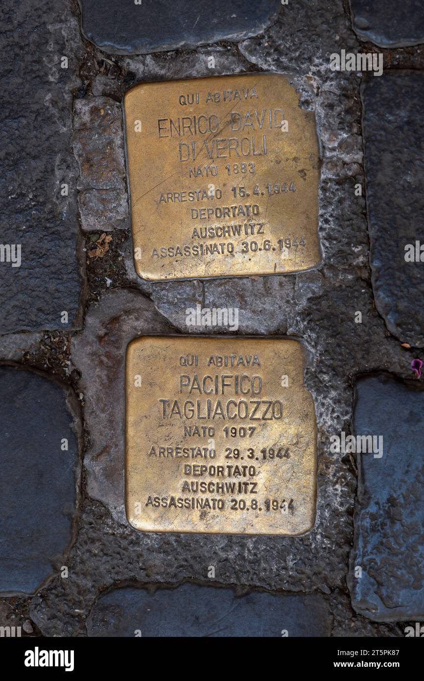 Des pierres d'achoppement appelées Stolpersteine commémorent les Juifs assassinés dans les camps de concentration pendant la dictature nazie. Rome, Italie Banque D'Images