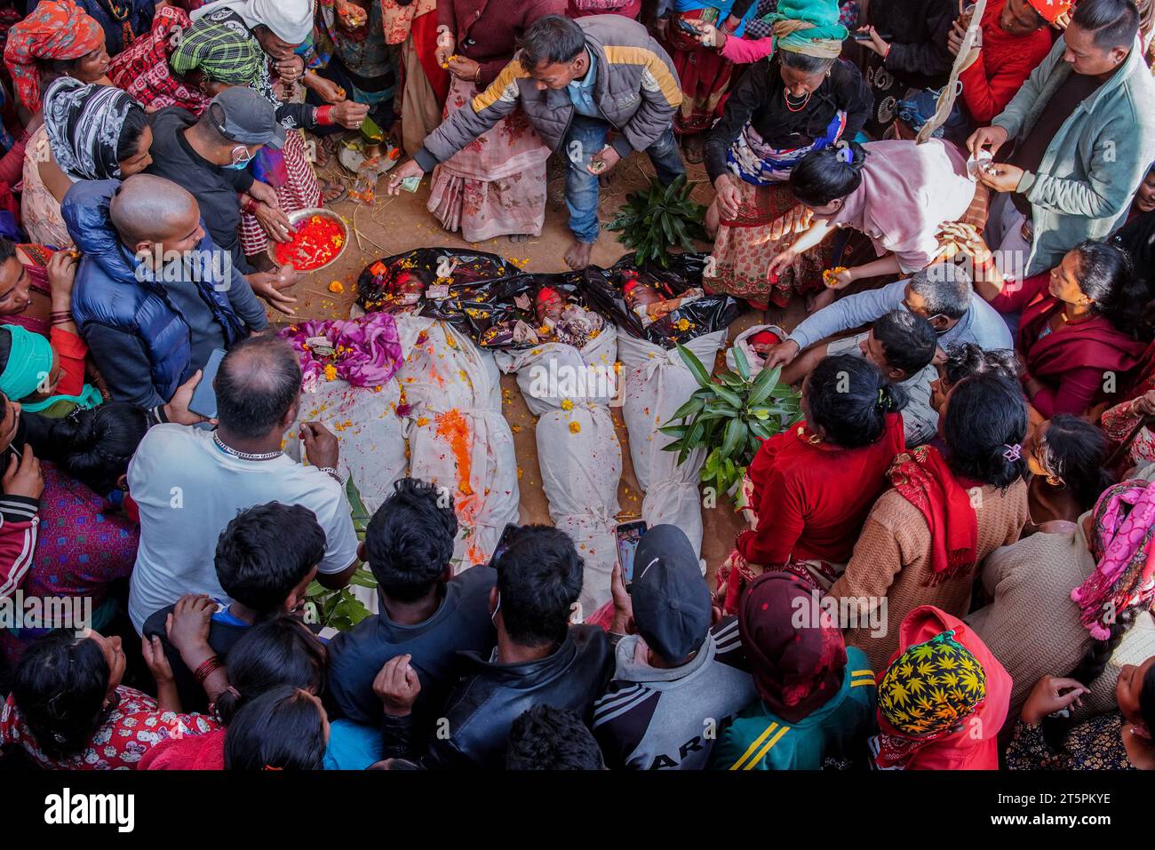 Jajarkot, Népal. 06 novembre 2023. (NOTE DE LA RÉDACTION : l'image représente la mort) les proches rendent hommage à leurs enfants et à leurs proches après avoir été tués dans la même maison après un puissant tremblement de terre qui a frappé les districts de Jajarkot et Rukum, faisant plus de 157 morts et 200 blessés à Kolchaur, à Jajarkot. Januka Sunar, 30 ans, Sharmila Bika, 13 ans, Anjali Bika, 9, Ujwol Bika, 4, Niruta Bika, 11, et Bishnu Tirwa, 8 ans, étaient parmi les morts du tremblement de terre. Crédit : SOPA Images Limited/Alamy Live News Banque D'Images