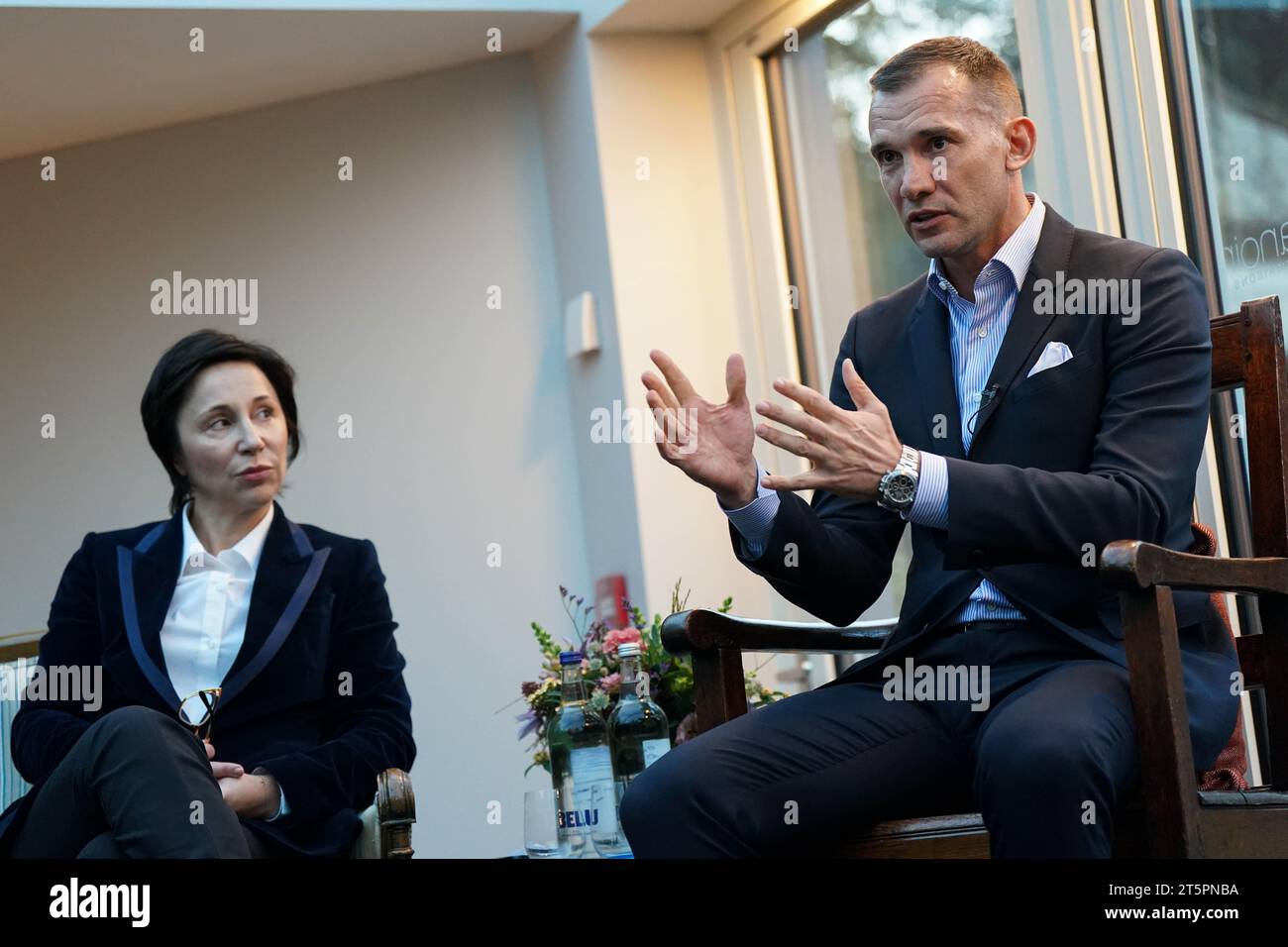 La superstar du football ukrainien Andriy Shevchenko, qui a été nommé ambassadeur aux côtés du footballeur d’Arsenal Oleksandr Zinchenko auprès d’une nouvelle association caritative éducative en partie créée par le Cherwell College Oxford, s’exprime sur un panel pour lancer la Fondation Oxford, afin de soutenir les étudiants et les jeunes ukrainiens touchés par la guerre. Date de la photo : lundi 6 novembre 2023. Banque D'Images