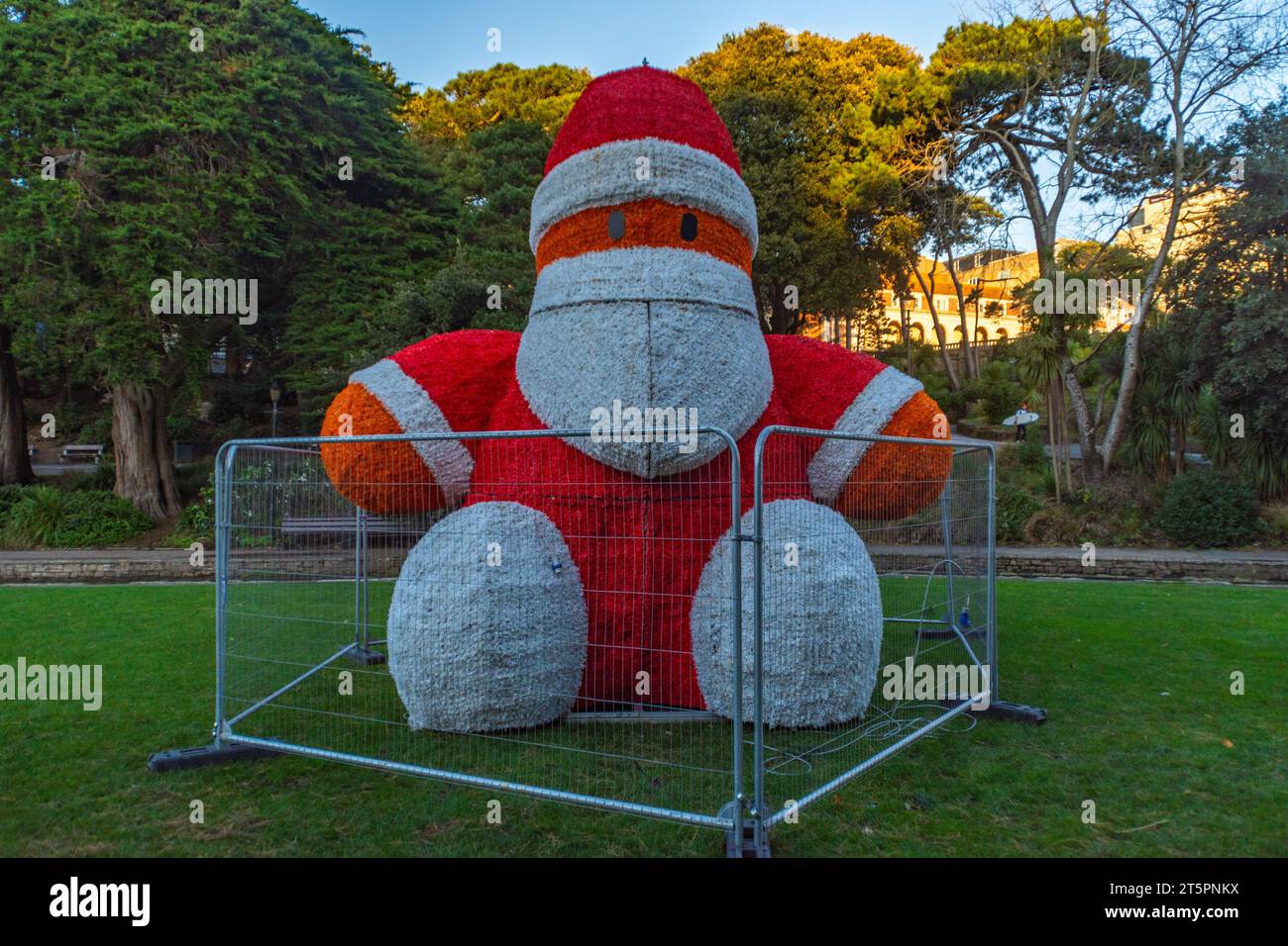 Lower Gardens, Bournemouth, Royaume-Uni - 3 novembre 2023 : Père Noël géant en cage dans les Lower Gardens dans le cadre de l'expérience Christmas Wonderland. Banque D'Images