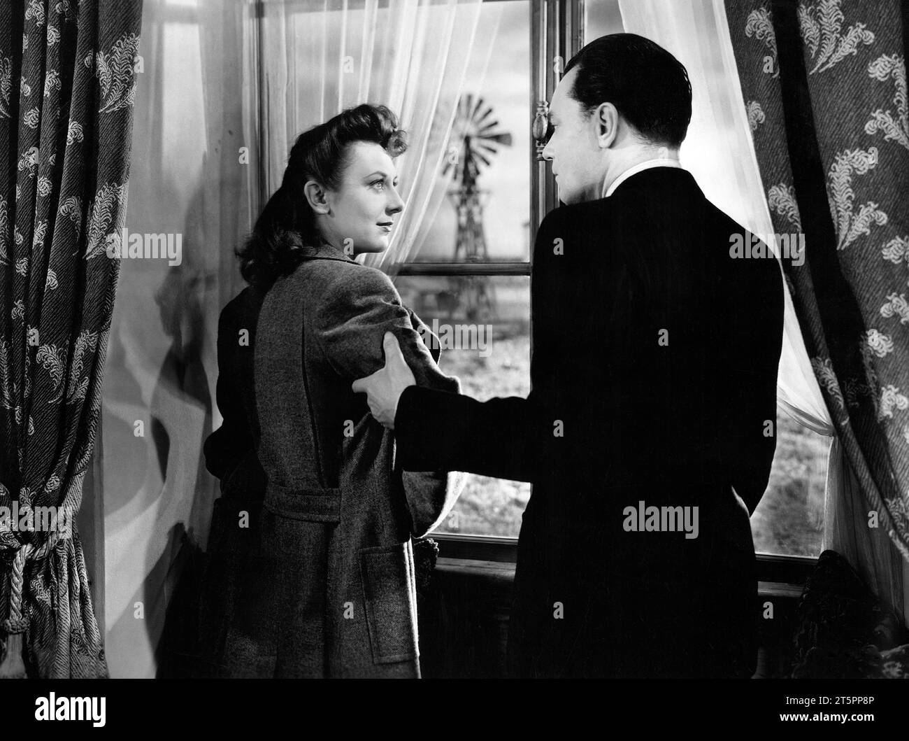 Ann Dvorak, Eric Portman, sur le plateau du film britannique, 'Escape to danger', RKO radio Pictures, 1943 Banque D'Images