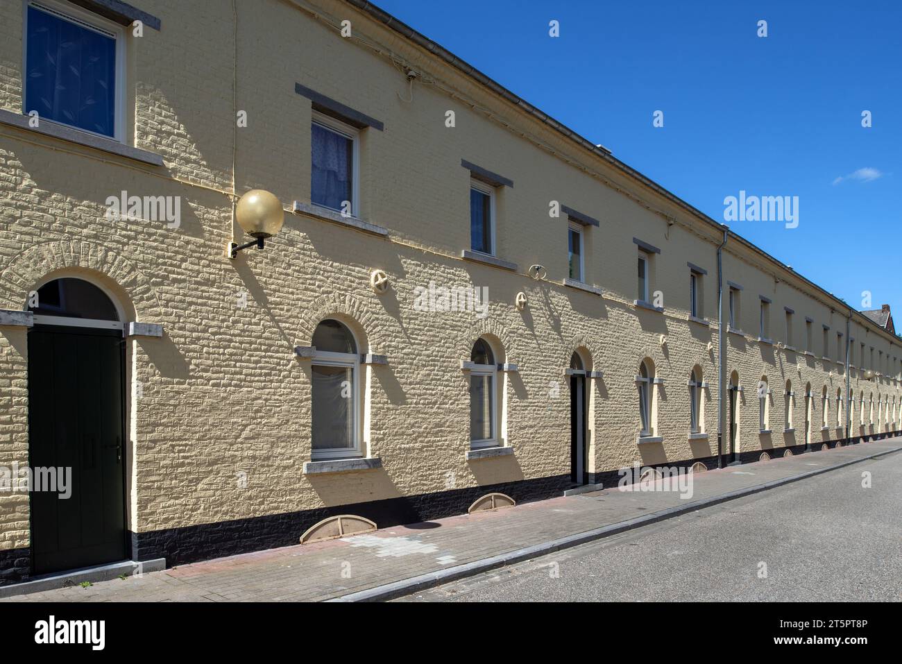 Maisons de ville ouvrières jaunes / maisons en rangée dans le quartier ouvrier Bois-du-Luc, mine de charbon à Houdeng-Aimeries, la Louvière, Hainaut, Wallonie, Belgique Banque D'Images