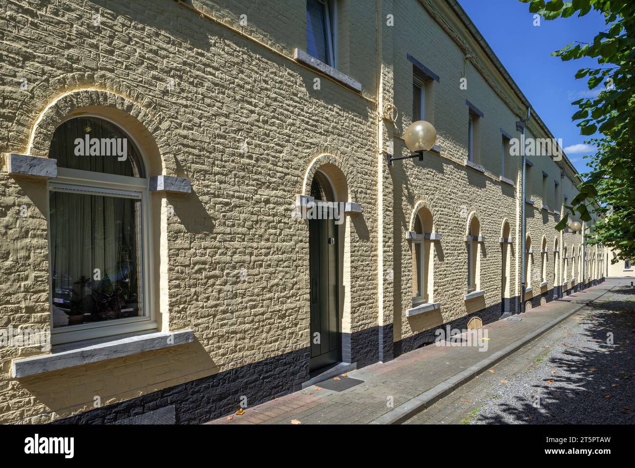 Maisons de ville ouvrières jaunes / maisons en rangée dans le quartier ouvrier Bois-du-Luc, mine de charbon à Houdeng-Aimeries, la Louvière, Hainaut, Wallonie, Belgique Banque D'Images