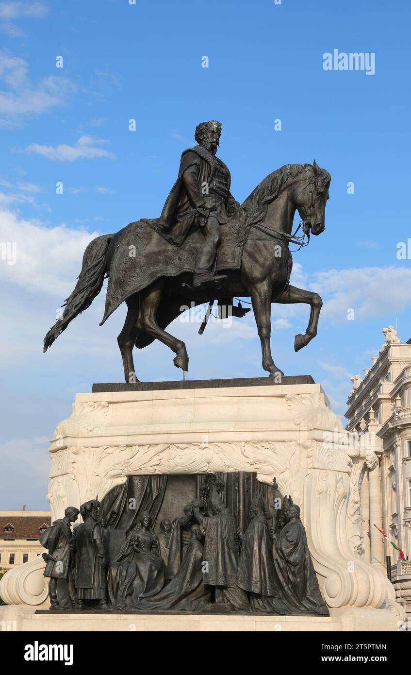 Budapest, B, Hongrie - 18 août 2023 : statue du comte Gyula Andrassy, célèbre homme d'État hongrois sur le cheval Banque D'Images