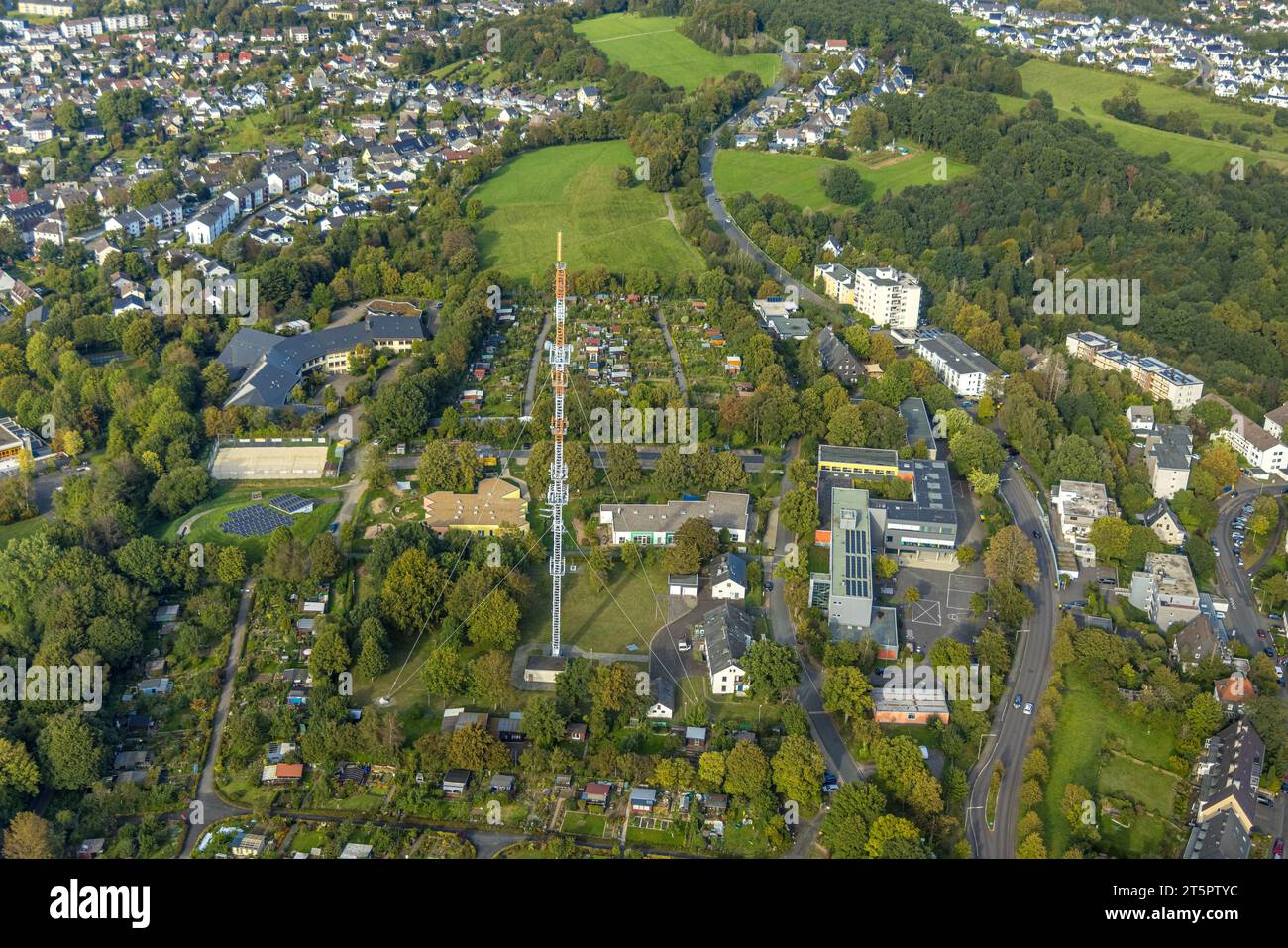 Vue aérienne, Tower Sender Giersberg, Rudolf Steiner School - Freie Waldorfschule, GGS Giersbergschule, association de jardin d'allotissement am Sender, Siegen- Banque D'Images