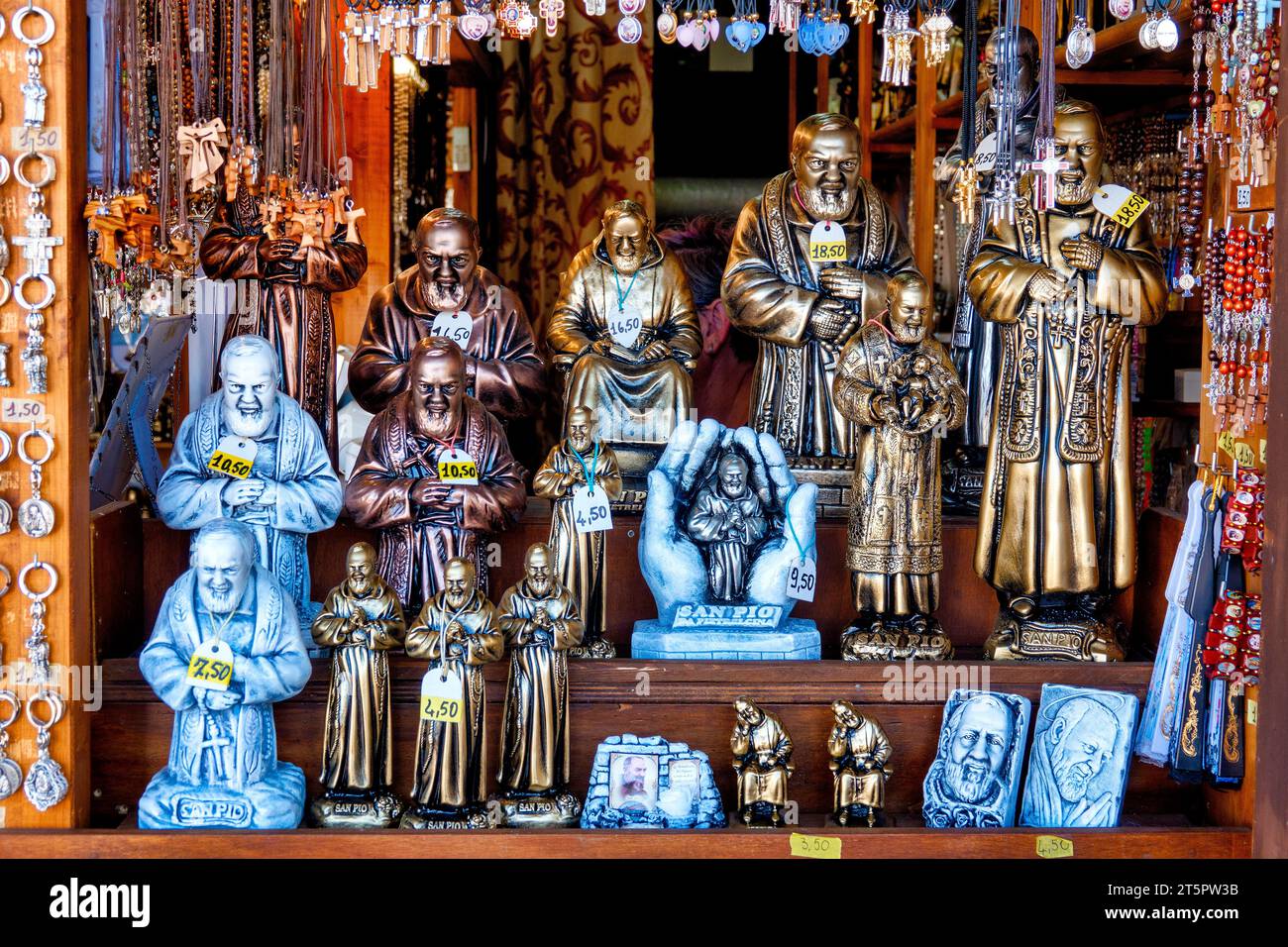 Souvenirs de Saint Pio à vendre, San Giovanni Rotondo, Italie Banque D'Images