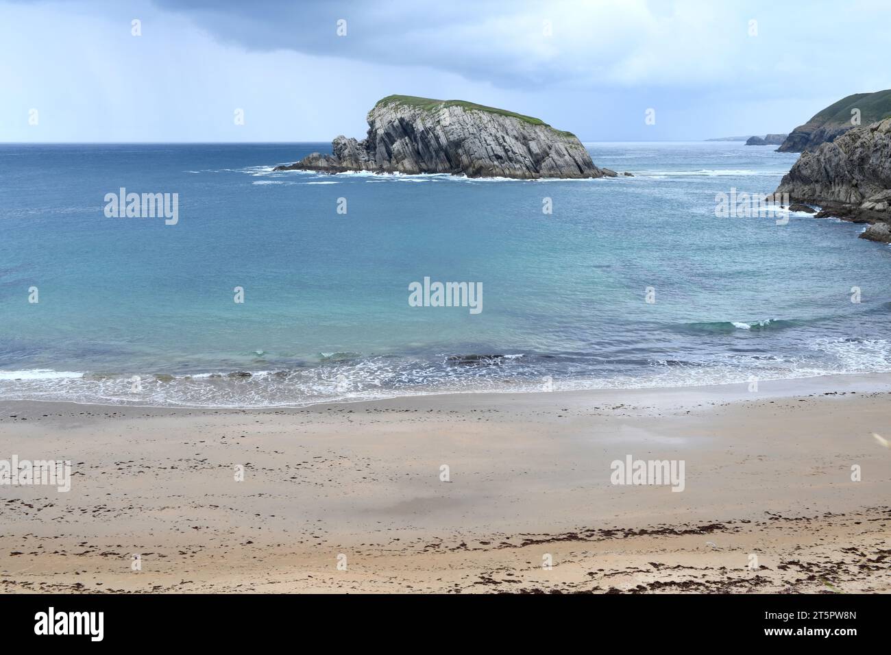 Plage d'Arnia.Parc naturel de Liencres et de Costa Quebrada, Liencres, Cantabrie, Espagne. Banque D'Images