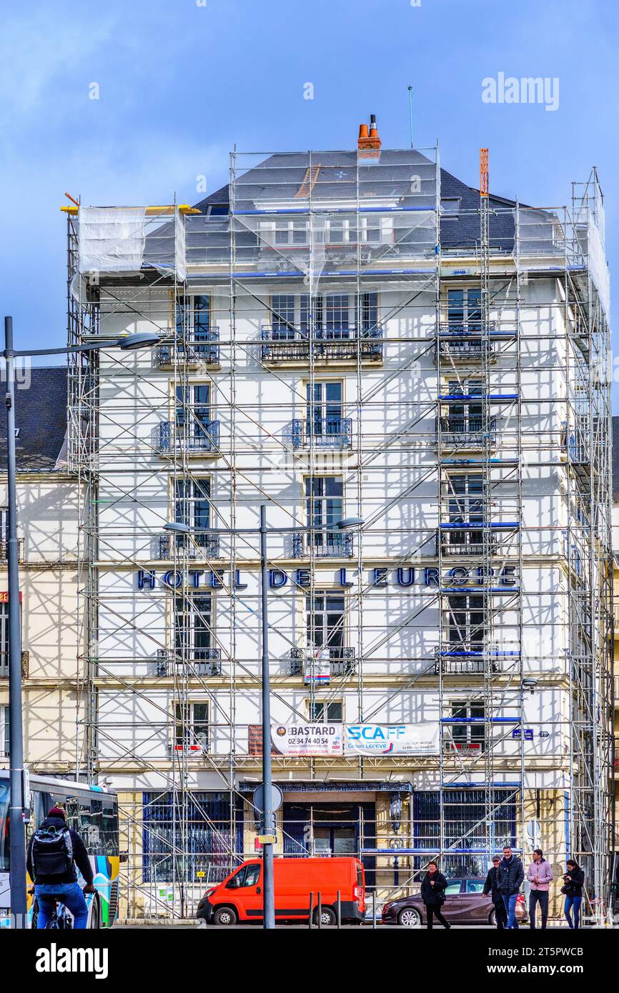 Hôtel de l'Europe, à côté de la gare principale, couvert d'échafaudages pendant les rénovations - Tours, Indre-et-Loire (37), France. Banque D'Images