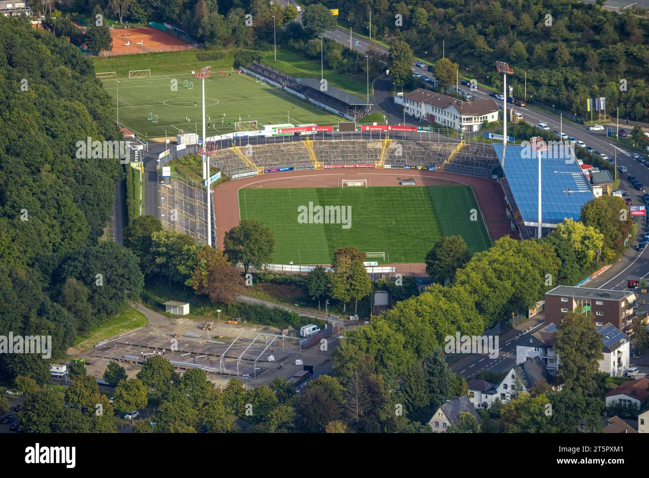 Vue aérienne, stade Leimbach de Sportfreunde Siegen, toit de tribune avec panneau solaire, Siegen-Rosterberg, Siegen, Siegerland, Rhénanie du Nord-Westphalie, Banque D'Images