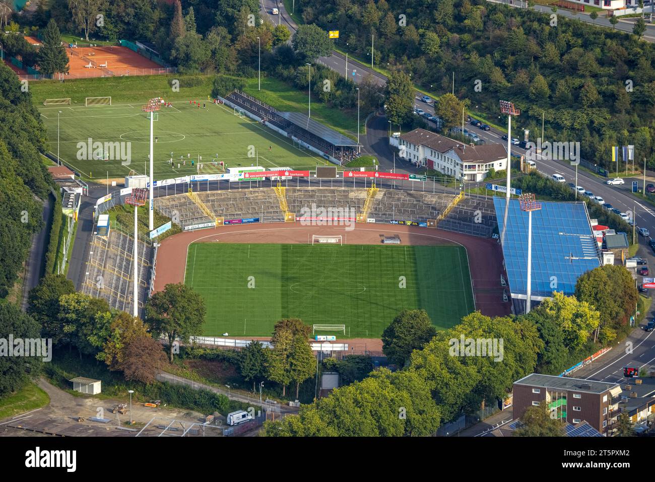 Vue aérienne, stade Leimbach de Sportfreunde Siegen, toit de tribune avec panneau solaire, Siegen-Rosterberg, Siegen, Siegerland, Rhénanie du Nord-Westphalie, Banque D'Images