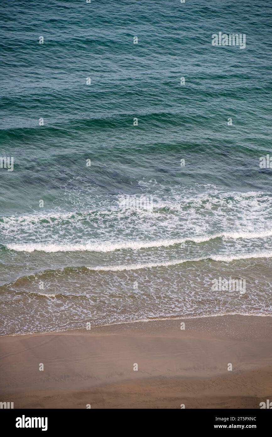Vagues approchant d'une plage Cornwall, Angleterre, Royaume-Uni Banque D'Images