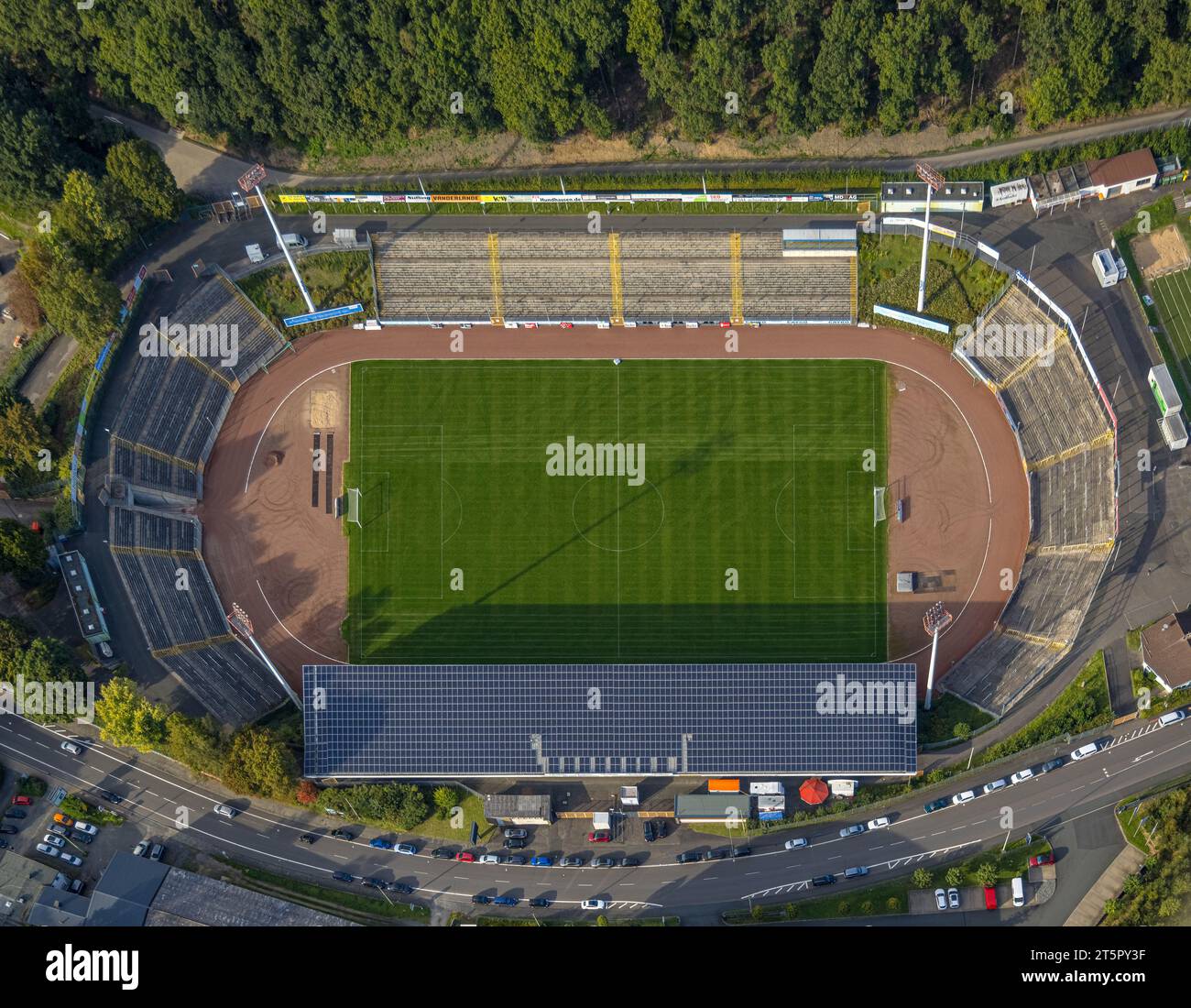 Vue aérienne, stade Leimbach de Sportfreunde Siegen, toit de tribune avec panneau solaire, Siegen-Rosterberg, Siegen, Siegerland, Rhénanie du Nord-Westphalie, Banque D'Images