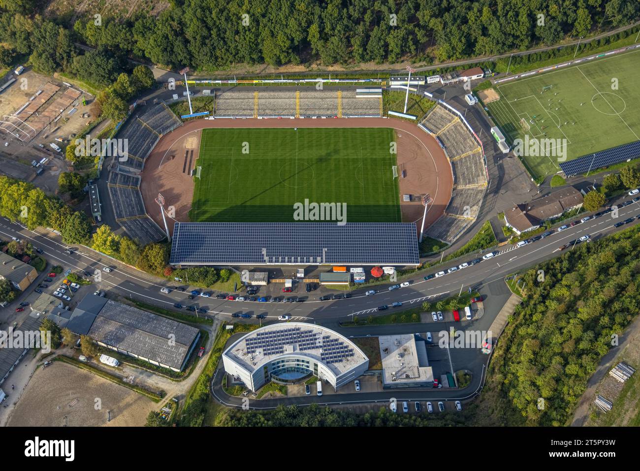 Vue aérienne, stade Leimbach de Sportfreunde Siegen, toit de tribune avec panneau solaire, Siegen-Rosterberg, Siegen, Siegerland, Rhénanie du Nord-Westphalie, Banque D'Images