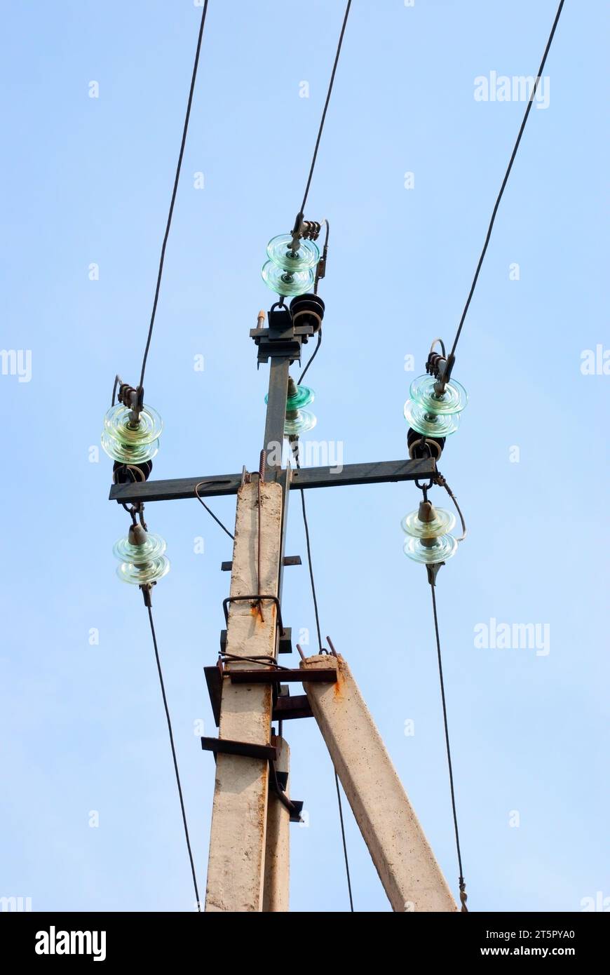 Installations de pylônes de lignes de transmission haute tension obsolètes Banque D'Images