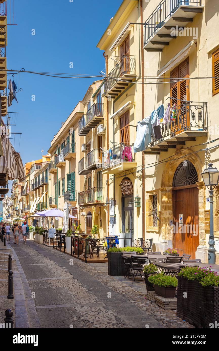 CEFALU, ITALIE - 16 JUILLET 2023 : rue au centre de la ville, une destination attrayante en Sicile. Banque D'Images
