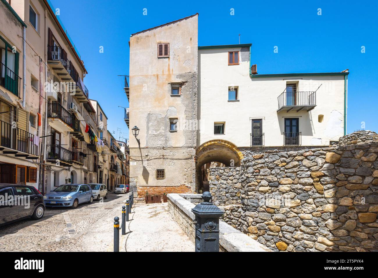 CEFALU, ITALIE - 16 JUILLET 2023 : rue au centre de la ville, une destination attrayante en Sicile. Banque D'Images