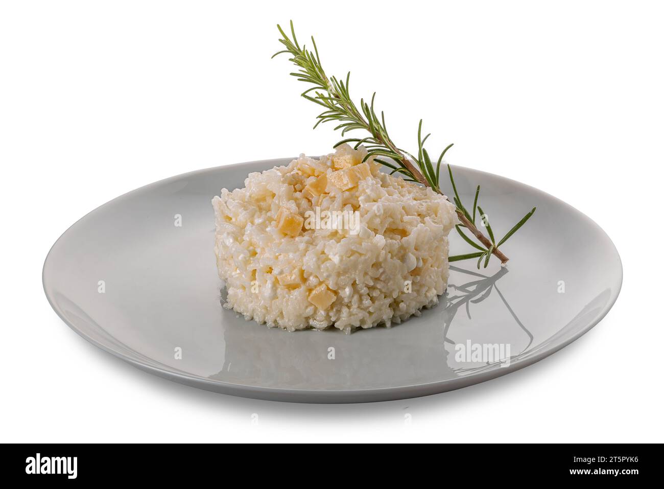 Riz assaisonné de fromage frais et de morceaux de parmesan et branche de romarin dans une assiette isolée sur blanc avec chemin de détourage inclus Banque D'Images