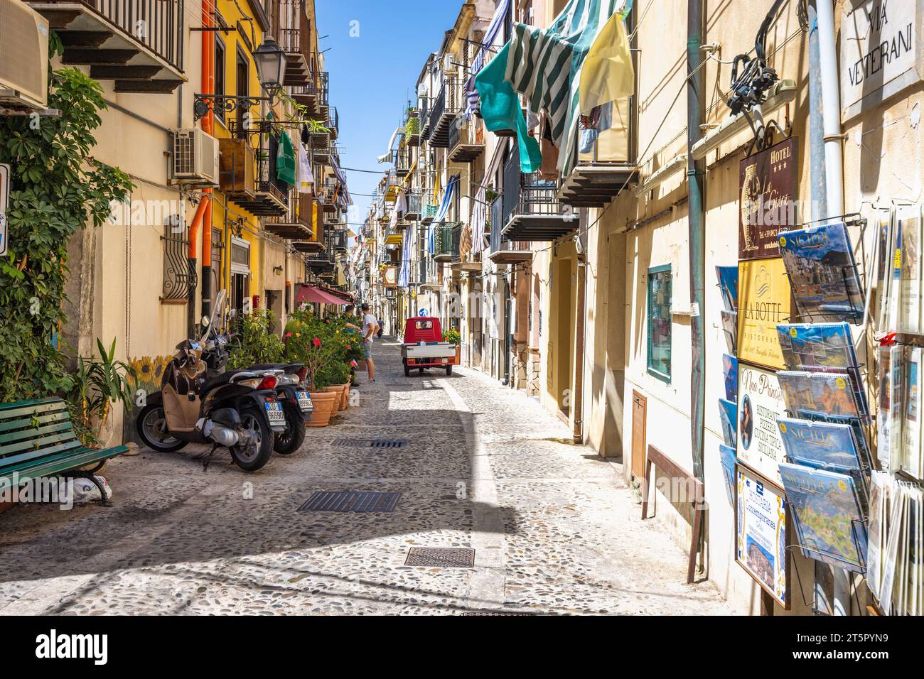 CEFALU, ITALIE - 16 JUILLET 2023 : rue au centre de la ville, une destination attrayante en Sicile. Banque D'Images