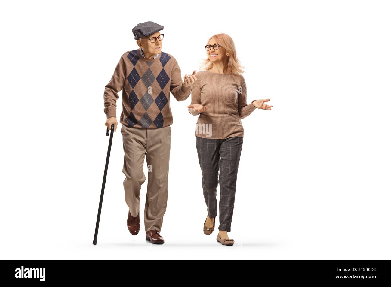 Homme âgé avec une canne marchant et parlant à une femme isolée sur fond blanc Banque D'Images