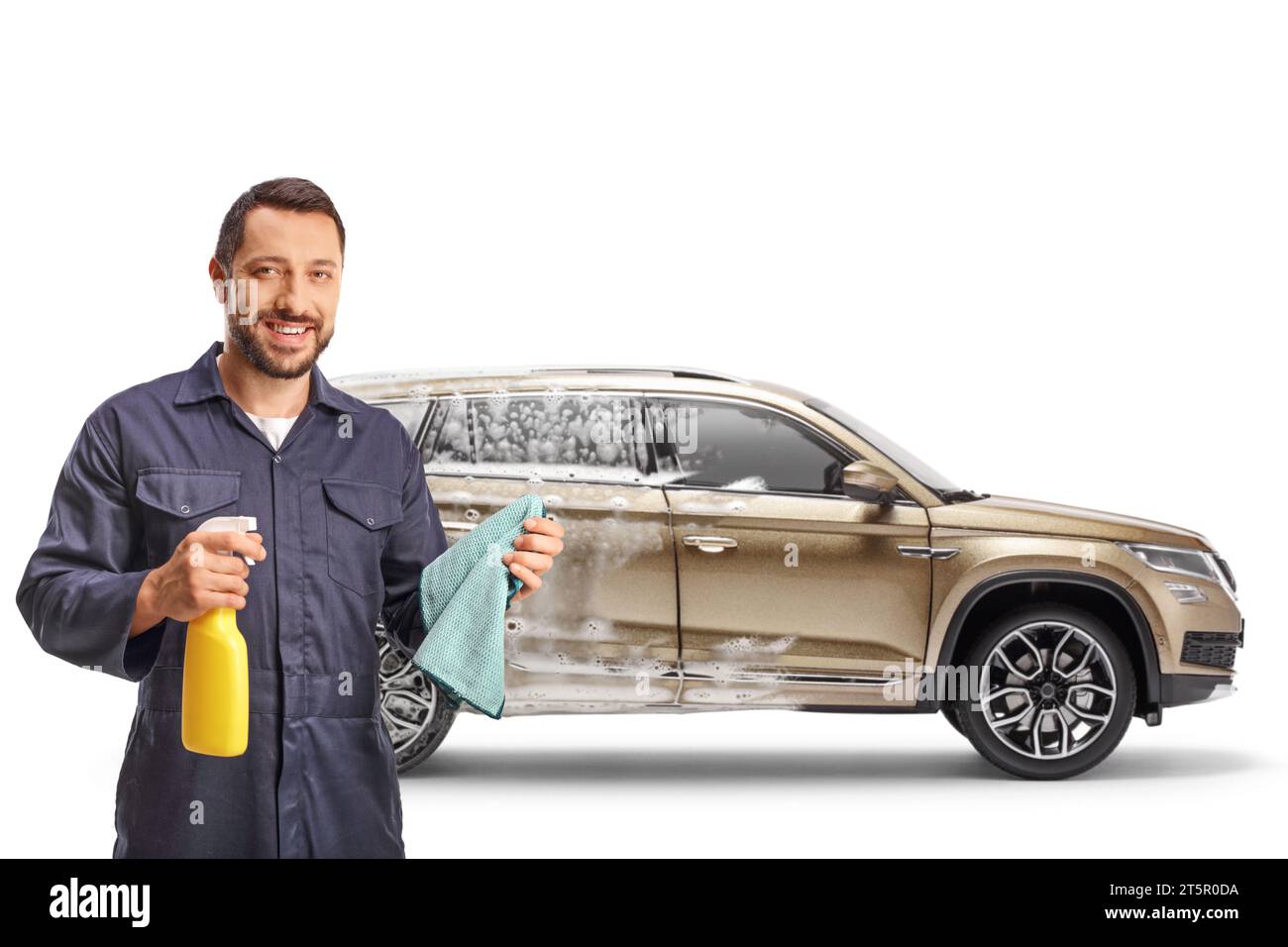 Travailleur de lavage de voiture tenant un chiffon d'essuyage et un spray de nettoyage devant un vus isolé sur fond blanc Banque D'Images