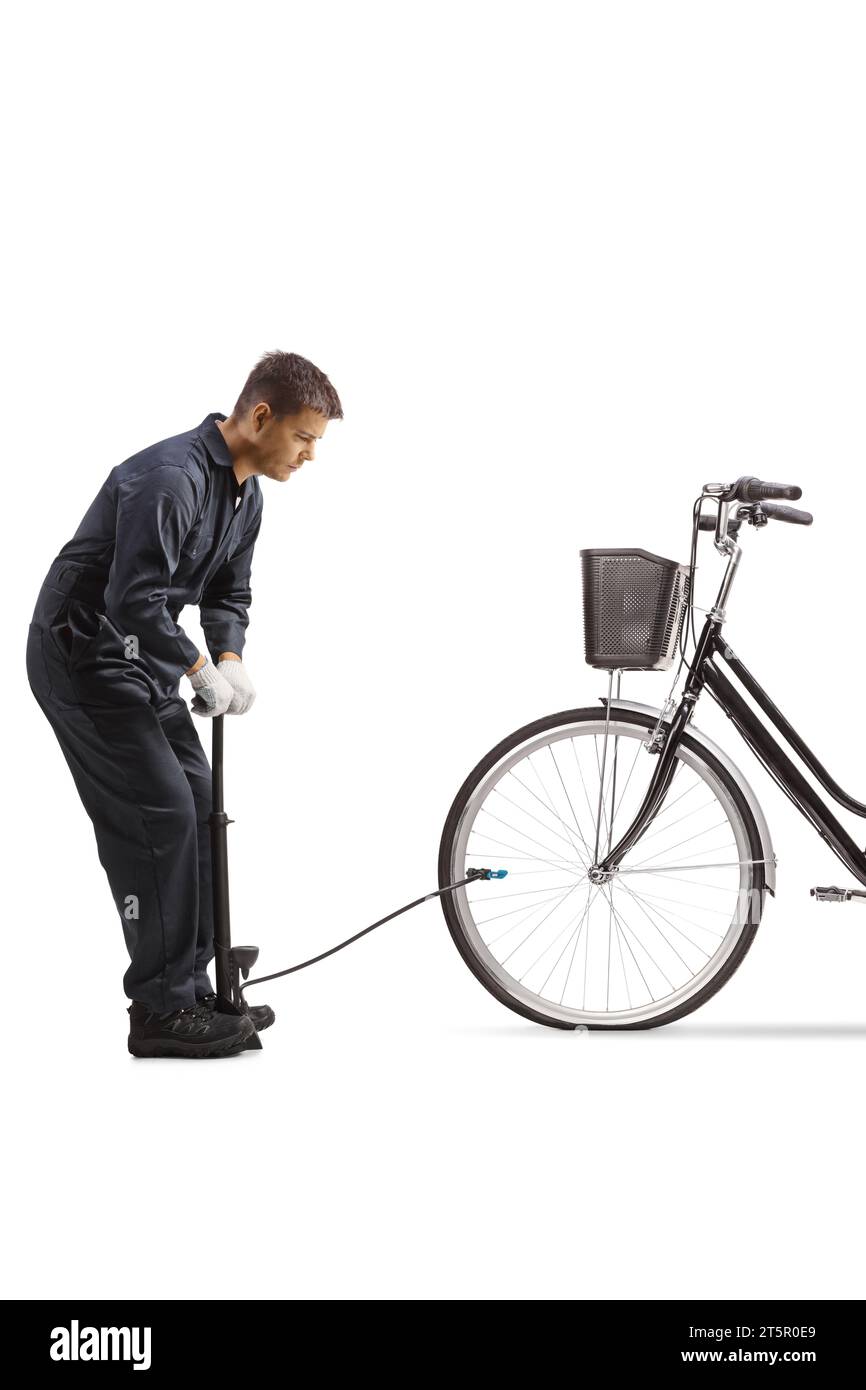 Mécanicien utilisant une pompe manuelle pour un pneu avant plat d'une bicyclette isolé sur fond blanc Banque D'Images