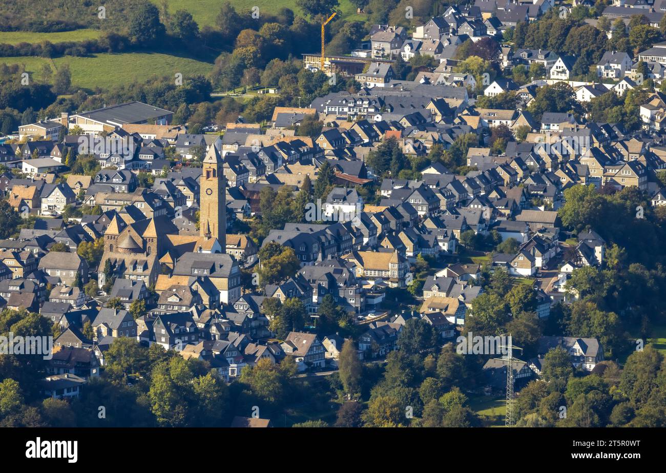 Vue aérienne, vue du quartier résidentiel Oststraße et Weststraße avec St. Église catholique d'Alexandre, Schmallenberg, pays aigre, Rhénanie du Nord-Westphalie, Banque D'Images