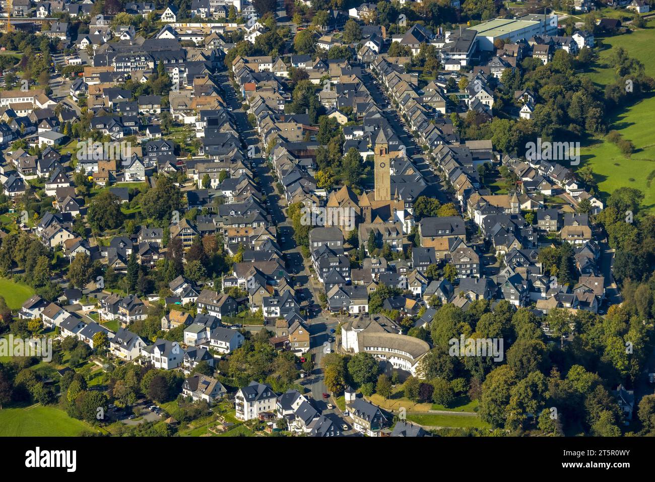 Vue aérienne, vue de la ville de la zone résidentielle Oststraße et Weststraße avec St. Église catholique d'Alexandre, hôtel de ville semi-circulaire avec bureau des citoyens Banque D'Images