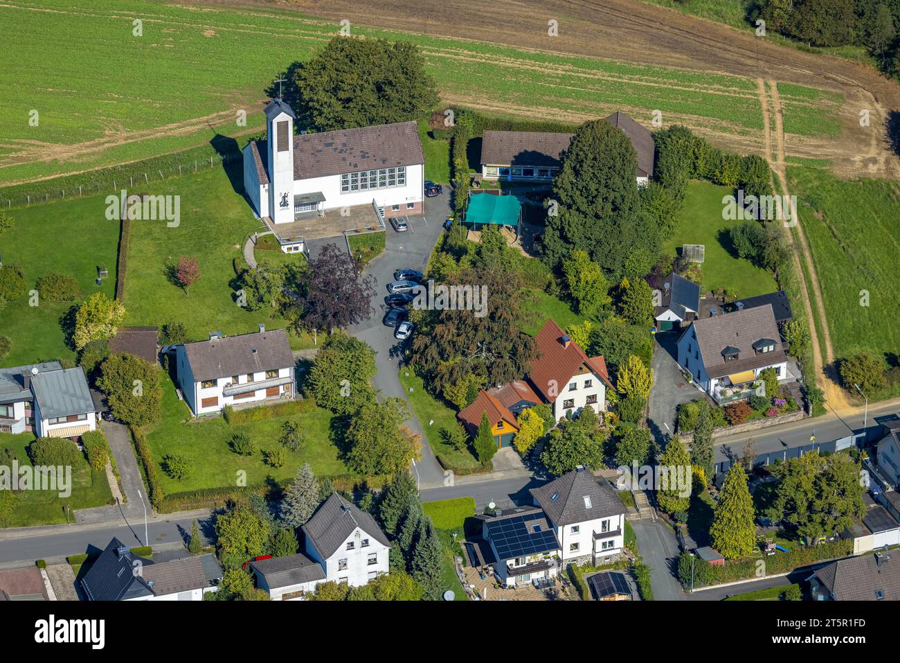 Vue aérienne, église Martin Luther et jardin d'enfants municipal, Holthausen, Plettenberg, Sauerland, Rhénanie du Nord-Westphalie, Allemagne, lieu de culte, D Banque D'Images