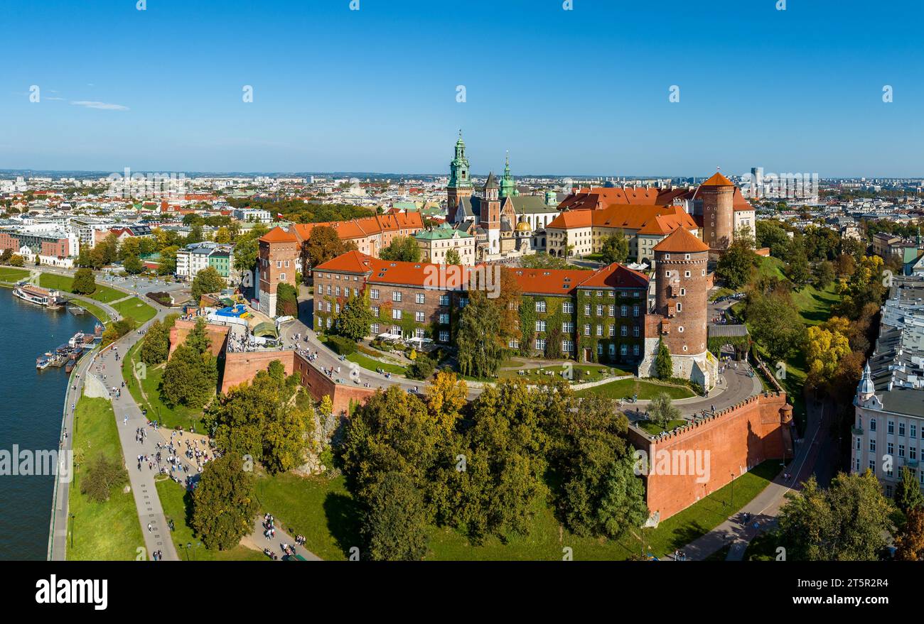 Château royal du Wawel et cathédrale gothique de Cracovie, Pologne. Renaissance Chapelle Sigismond avec dôme doré, tours, murs défensifs, cour, parc et visite Banque D'Images