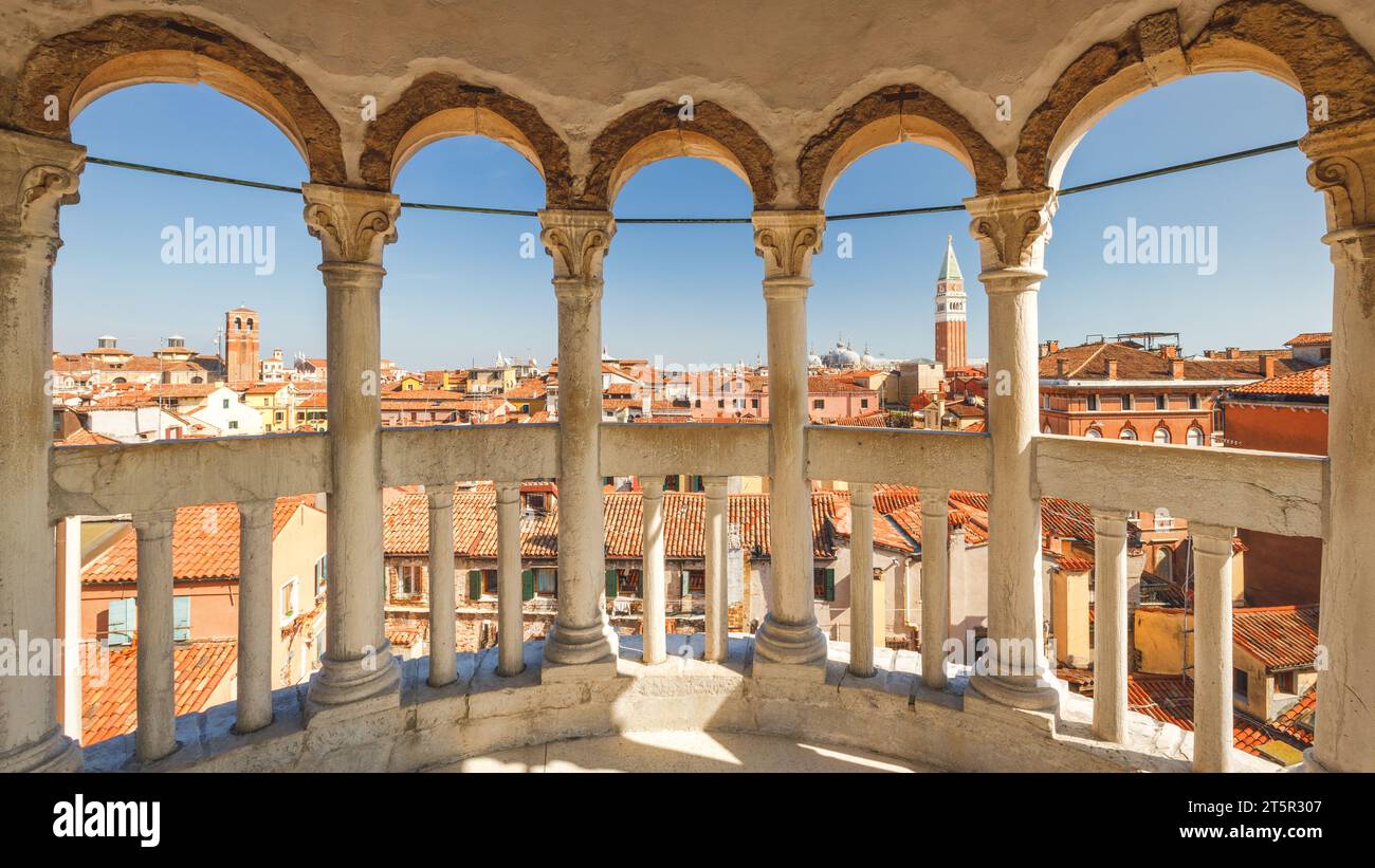 VENISE, ITALIE - 4 MARS 2023 : Centre historique de la ville avec St. Campanile de Mark, vue depuis l'escalier du Palazzo Contarini del Bovolo. Banque D'Images