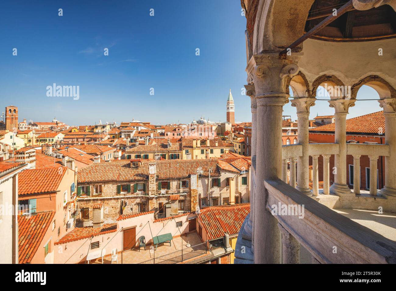 VENISE, ITALIE - 4 MARS 2023 : Centre historique de la ville avec St. Campanile de Mark, vue depuis l'escalier du Palazzo Contarini del Bovolo. Banque D'Images