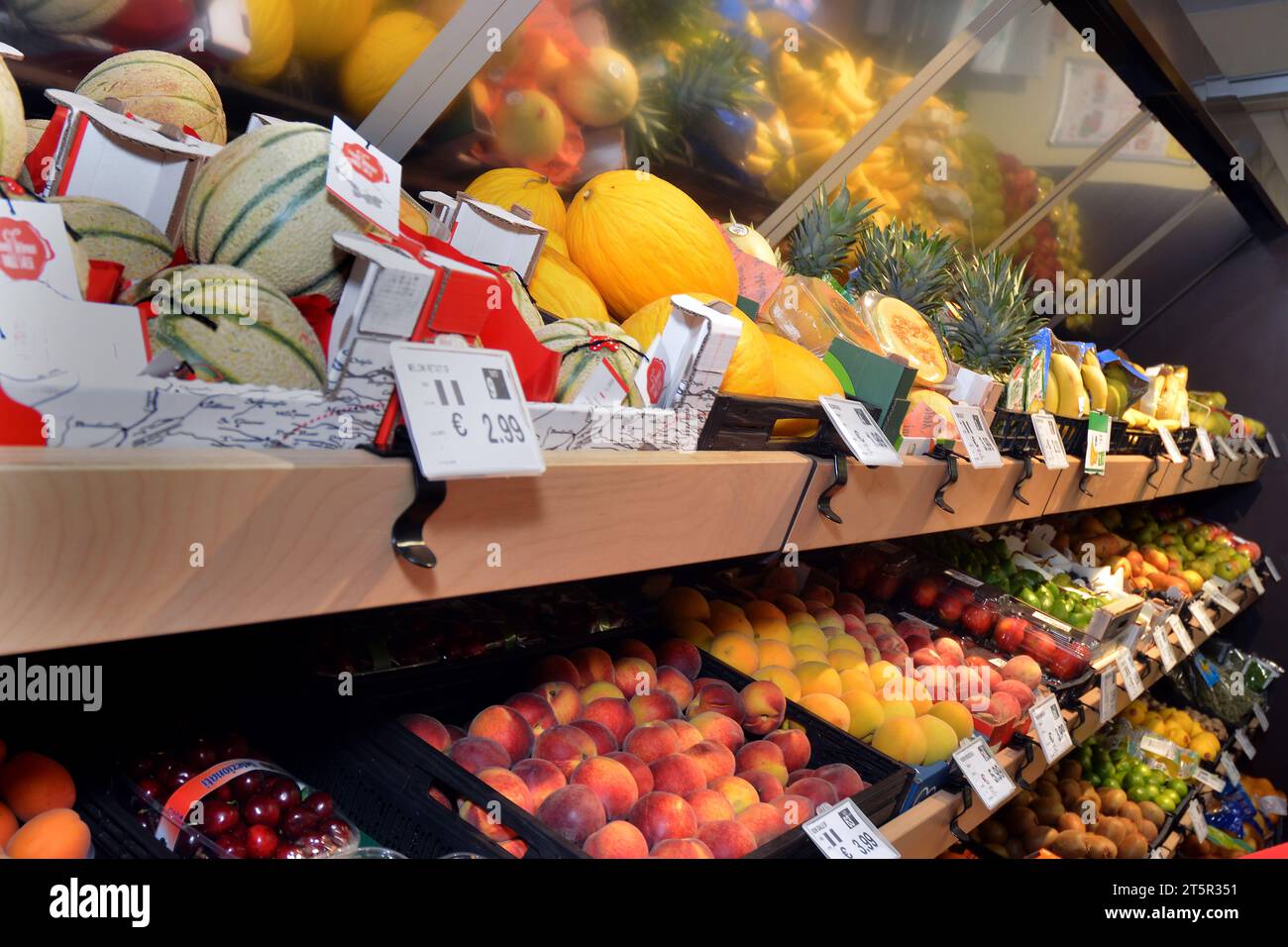 Piémont, Italie. 06-09-2023 différentes variétés de fruits et légumes sur les étagères d'un supermarché. Banque D'Images
