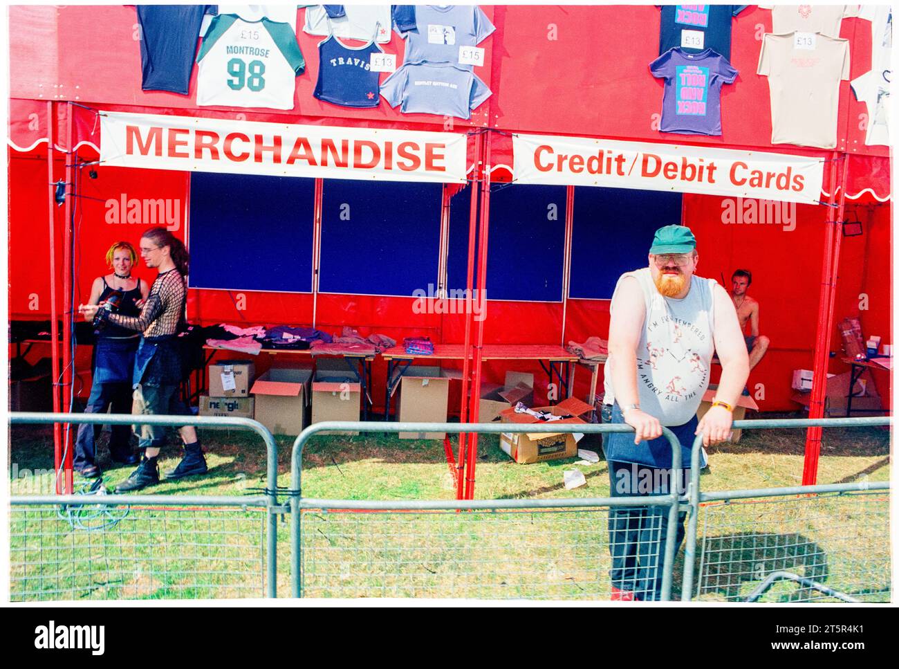 BRITPOP and ROCK FANS, READING FESTIVAL, 1998 : The Merchandising stall near the Melody Maker Stage. Une scène du site et de la foule dans la zone main Stage Arena au Reading Festival 1998 le 28-30 août 1998 à Reading, Angleterre Royaume-Uni. Photo : Rob Watkins Banque D'Images